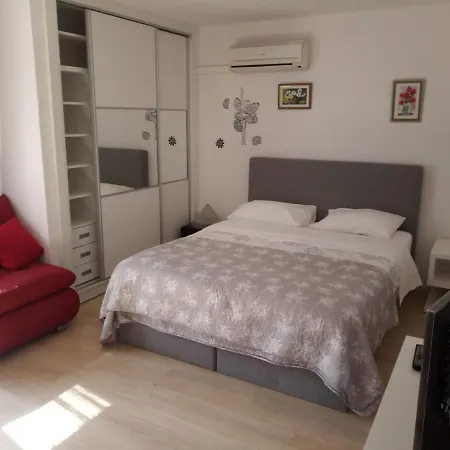 Apt. Downtown Apartment Split